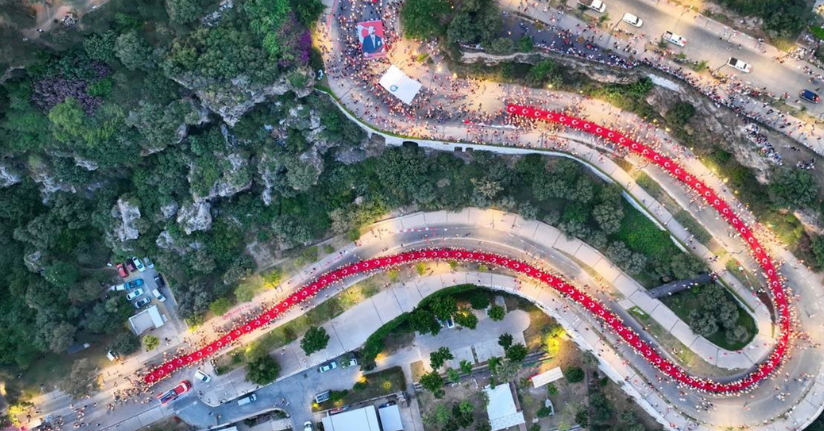 Antalya’da 400 metrelik dev Türk bayrağı ile ’Fener Alayı’ düzenlendi