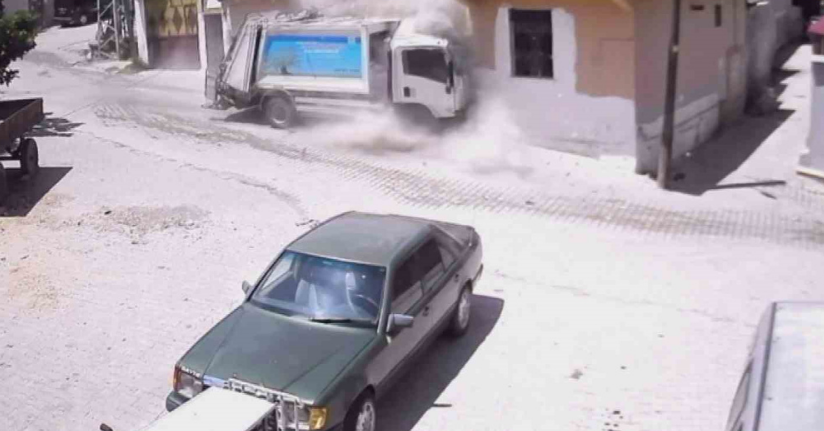Çöp kamyonunun çarptığı evin yerle bir olduğu anlar kamerada