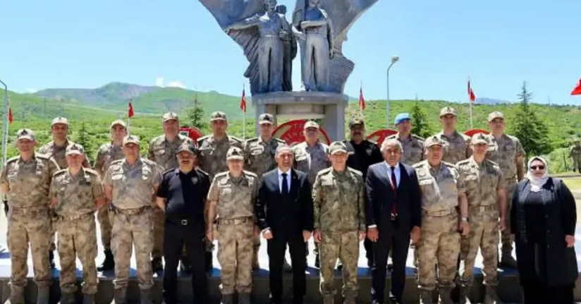 Bingöl'de 32 yıl önce şehit edilen 33 asker törenle anıldı