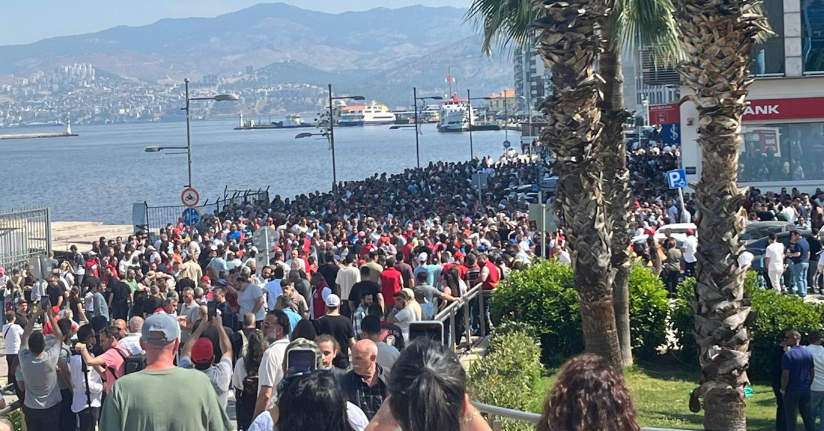 İzmir'de grevin ikinci gününde duraklarda yine yoğunluk oluştu