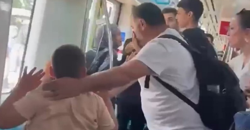Marmaray’da çocuklarının yanında babayı darbeden iki şahıs yakalandı