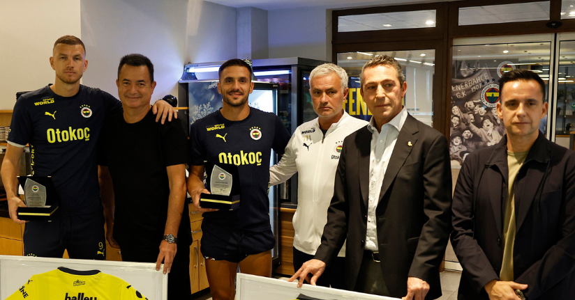Edin Dzeko ve Dusan Tadic'e teşekkür plaketi verildi