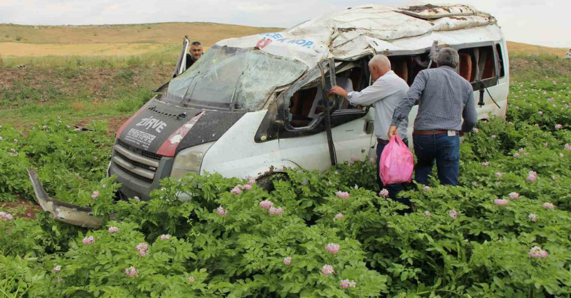 Amasya’da minibüs tarlaya uçtu: 1 ölü, 4 yaralı