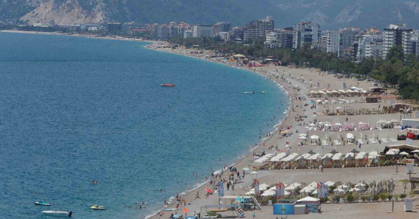 Güneşi gören Antalyalılar Konyaaltı Sahili’ni doldurdu