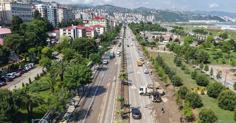 Trabzon’da devlet eski sahil yolu büyük ölçüde sel suları ve çamurdan temizlendi