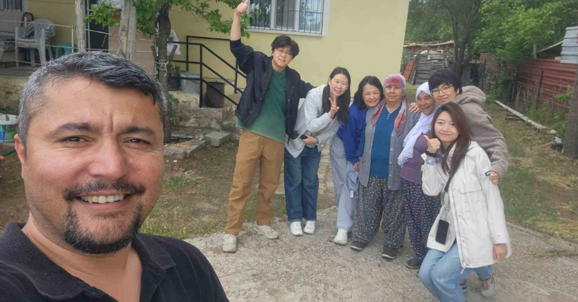 Kaza yapan Çinli kafileyi evinde ağırlayıp, sazla sözle eğlendirdi