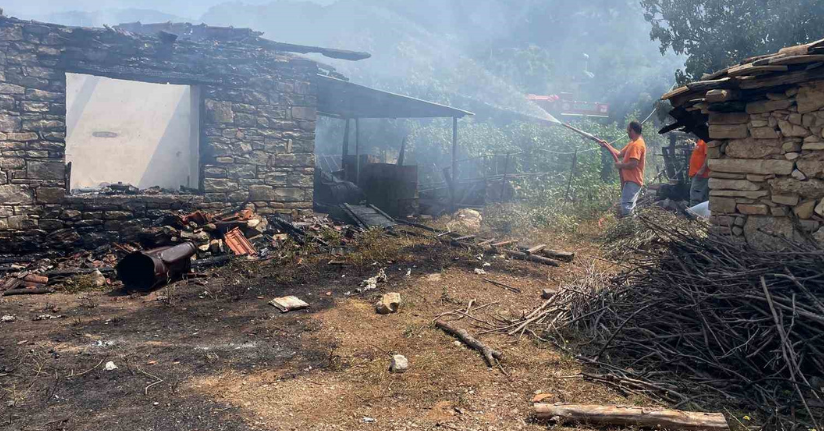 Yangında hem taştan yaptığı evini hem de biriktirdiği 80 bin lirayı kaybetti
