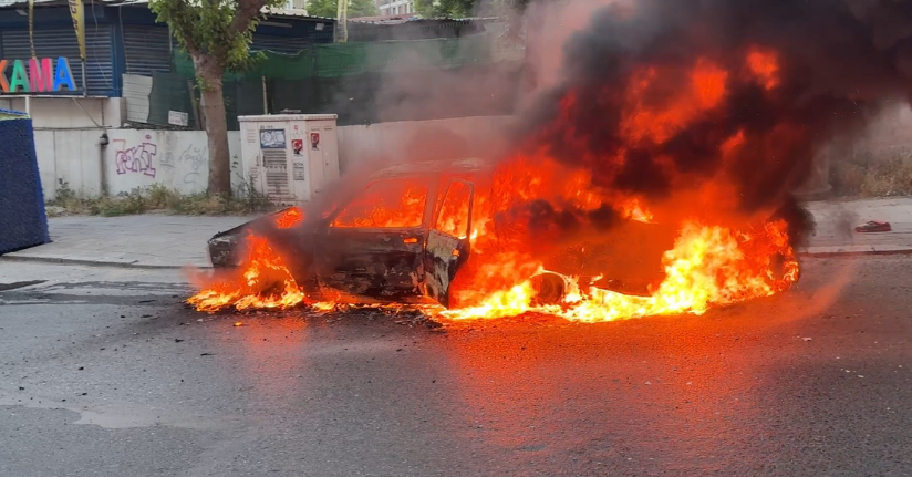 Avcılar'da otomobilin alev alev yandığı anlar kamerada