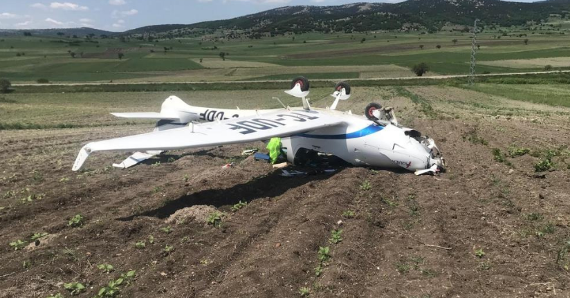 Bilecik'te düşen uçak, vinç yardımıyla kaldırıldı