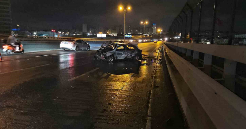 Bayrampaşa’da yayaya çarpmamak için bariyerlere vuran araç alev alev yandı