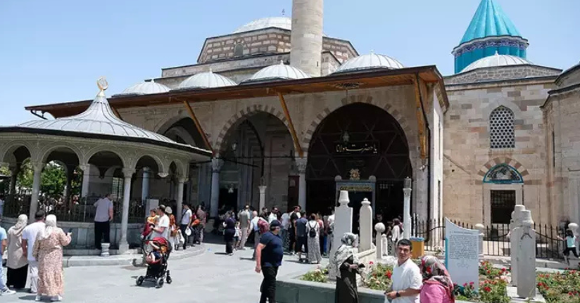  Mevlana Müzesi'nde bayramda ziyaretçi yoğunluğu