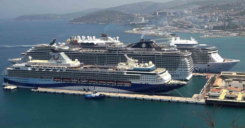 Kuşadası’na üç gemiyle toplam 9 bin 600 turist geldi