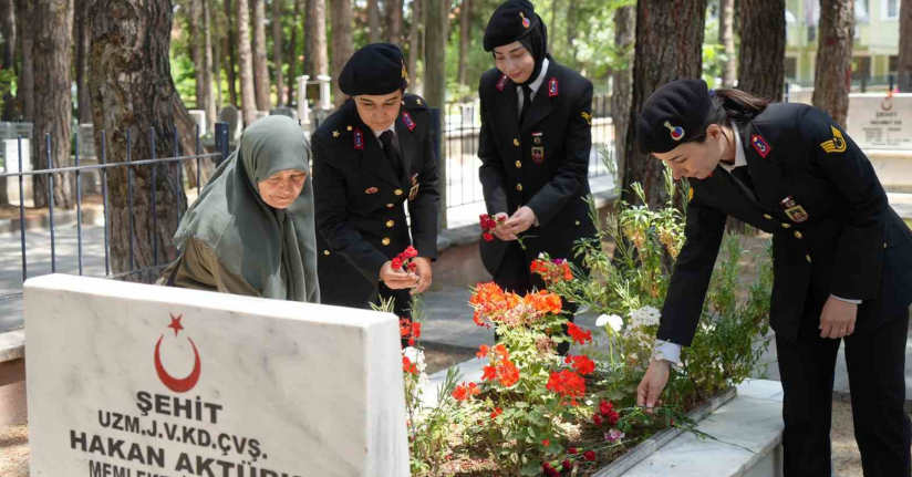 Jandarma Genel Komutanlığı’nın 186’ncı kuruluş yıl dönümünde şehitler kabri başında anıldı