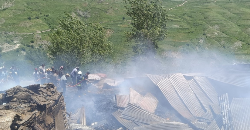 Bahçesaray’da ev yangını: Dumandan zehirlenen 14 yaşındaki çocuk öldü