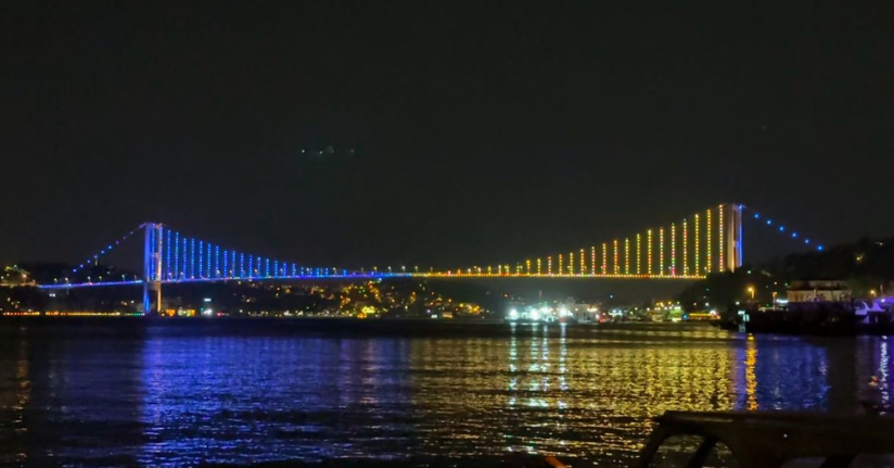 Köprüler sarı-lacivert renklerle ışıklandırıldı