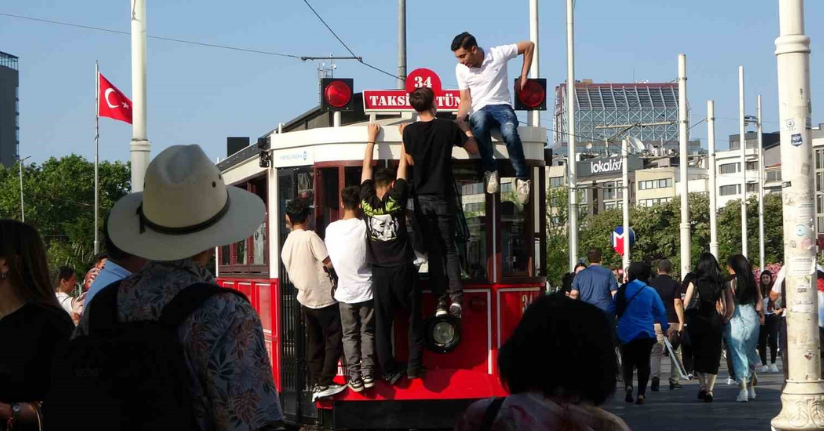 Taksim’de nostaljik tramvayın üzerinde tehlikeli yolculuk