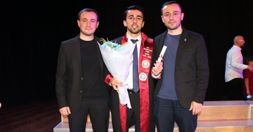 İkiz doktorların kardeşi de doktor oldu