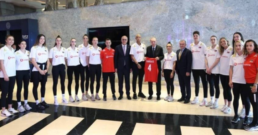 Cumhurbaşkanı Erdoğan, A Milli Kadın Voleybol Takımı ile bir araya geldi