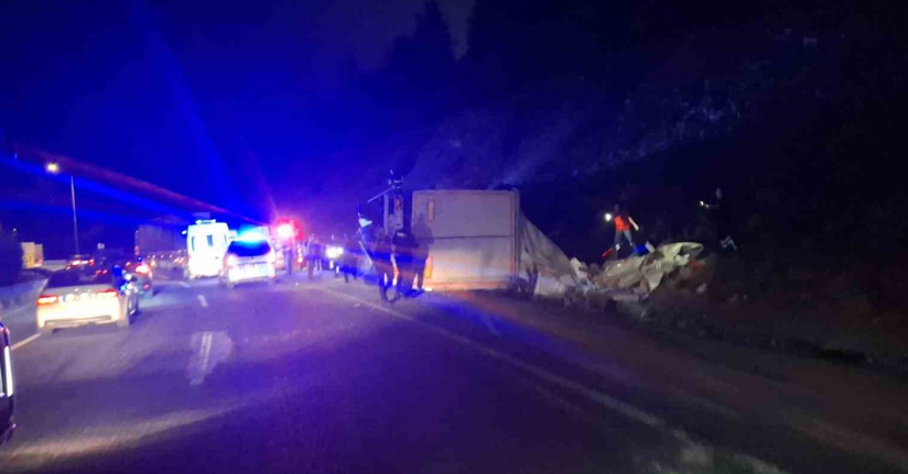 Bozüyük’te çekici devrildi: 1 ölü, 1 yaralı