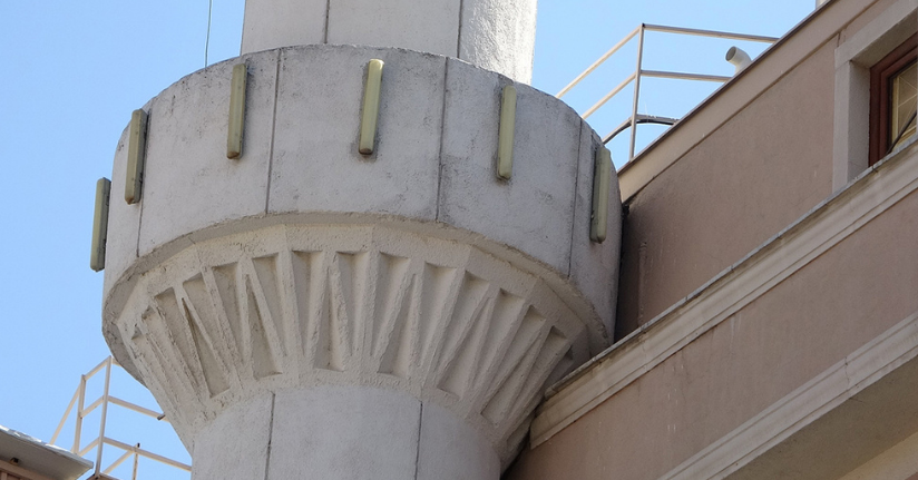 Pendik’te ilginç mimari: Cami minaresi ile bina iç içe