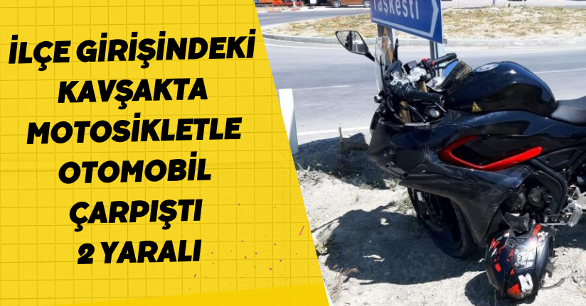 İlçe girişindeki kavşakta motosikletle otomobil çarpıştı: 2 yaralı
