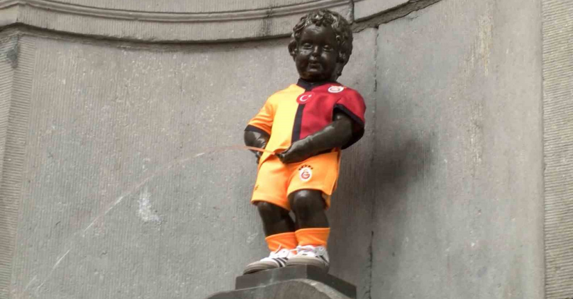 Galatasaray’ın 5 yıldızlı forması 406 yıllık Manneken Pis heykeline giydirildi