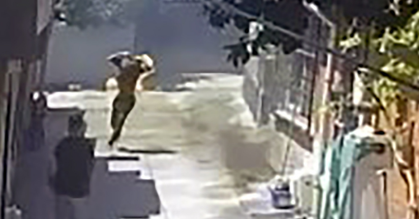  Miras anlaşmazlığı nedeniyle yeğenini yaktı; o anlar kamerada