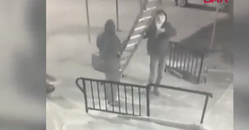  Balkonuna seyyar merdiven dayadıkları daireden altın ve döviz çaldılar