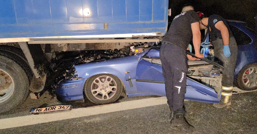 Bursa’da otomobil kamyona çarptı: 1 ölü, 1 ağır yaralı