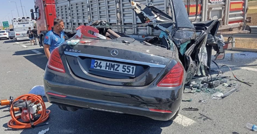 Otomobil, lastiği patlayan tıra arkadan çarptı: 2 ölü, 1 yaralı