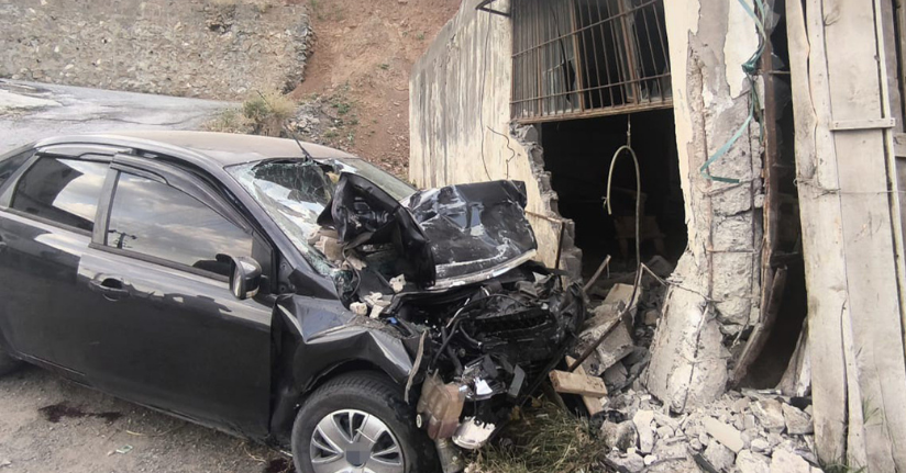Bitlis’te otomobil duvara çarptı: 2 ölü, 2 yaralı
