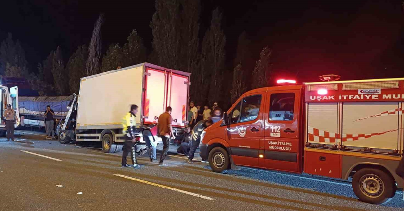 Tırın dorsesine çarpan kamyonetteki bir kişi hayatını kaybetti