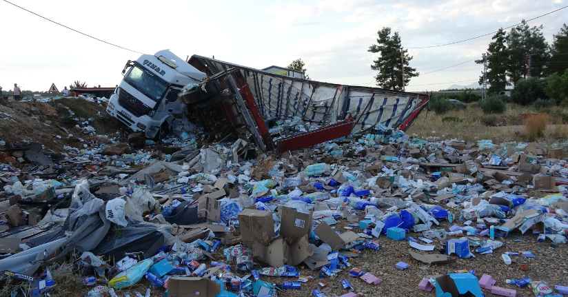Lastiği patlayan TIR, karşı şeride geçip TIR ile çarpıştı: 1 ölü, 1 yaralı