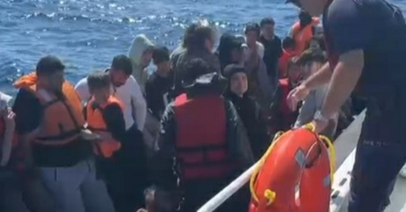 Yunan unsurları lastik bottaki 39 kaçak göçmeni ölüme terk etti