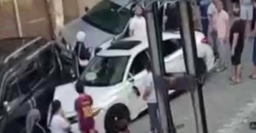 Esenyurt’ta direksiyon hakimiyetini kaybeden kadın sürücü park haldeki araçlara çarptı