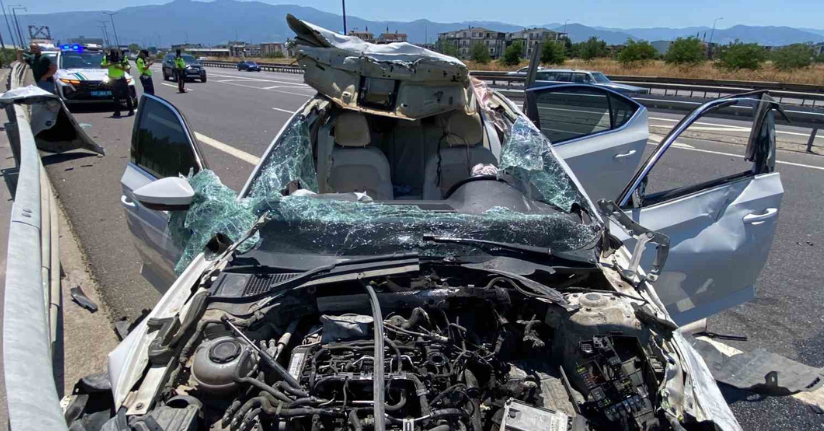 TEM’de bariyere çarpan otomobilin tavanı koptu: 4 yaralı