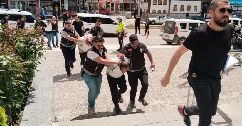 Arazide toprağa gömülü boğazı kesilmiş cesedi bulunmuştu; 3 tutuklama