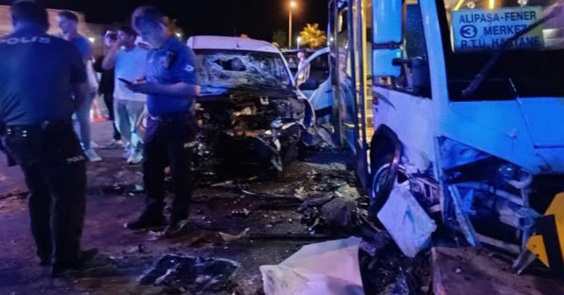 Rize’de minibüs ile hafif ticari araç çarpıştı: 10 yaralı