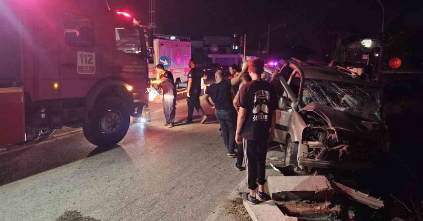 İzmir’de kamyonet otomobille çarpıştı: 2’si ağır 7 yaralı