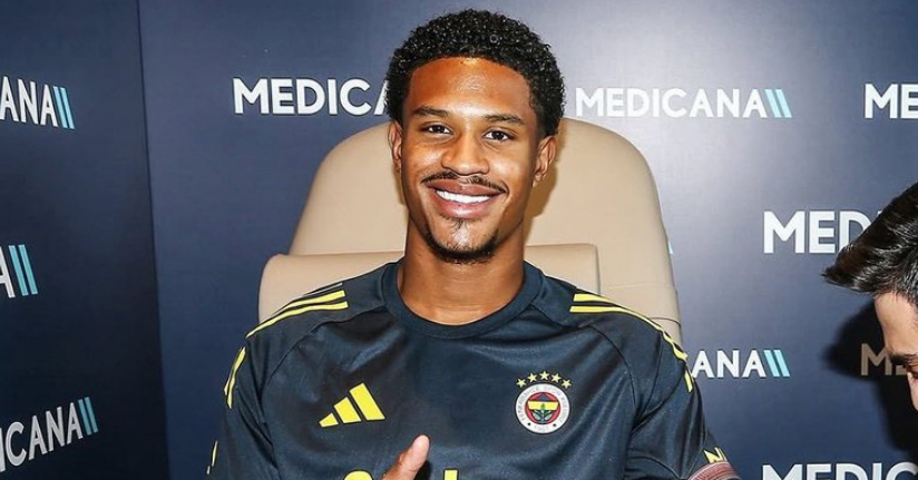 Fenerbahçe'de Jayden Oosterwolde’nin sözleşmesi 2028 yılına kadar uzatıldı
