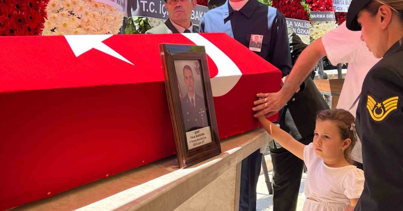 Minik Deniz’den şehit babasına son bakış