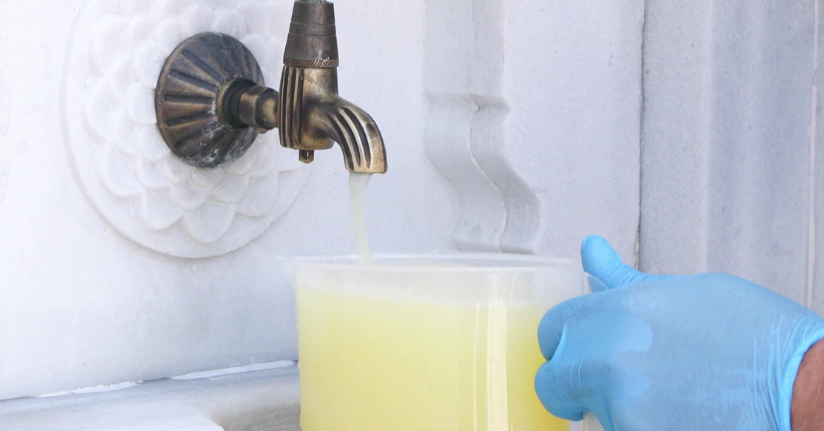 Camii avlusunda çeşmeden limonata aktı