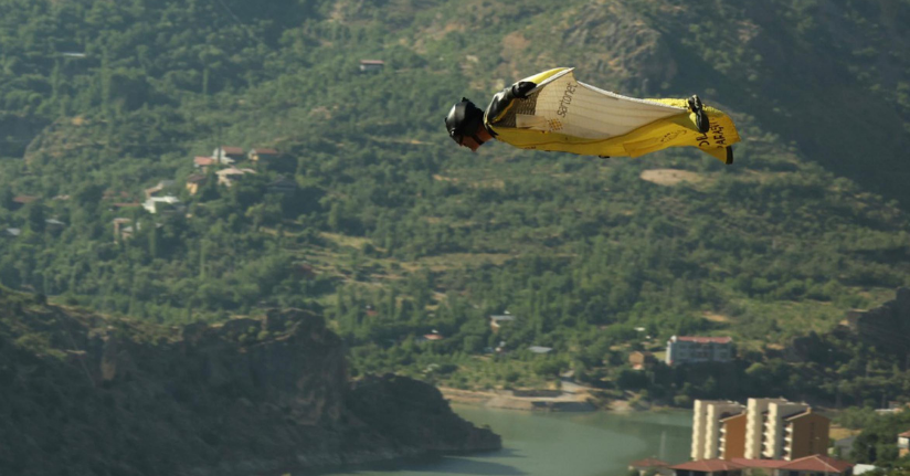 Hızı 220 kilometreye ulaşan wingsuit atlayışı nefes kesti
