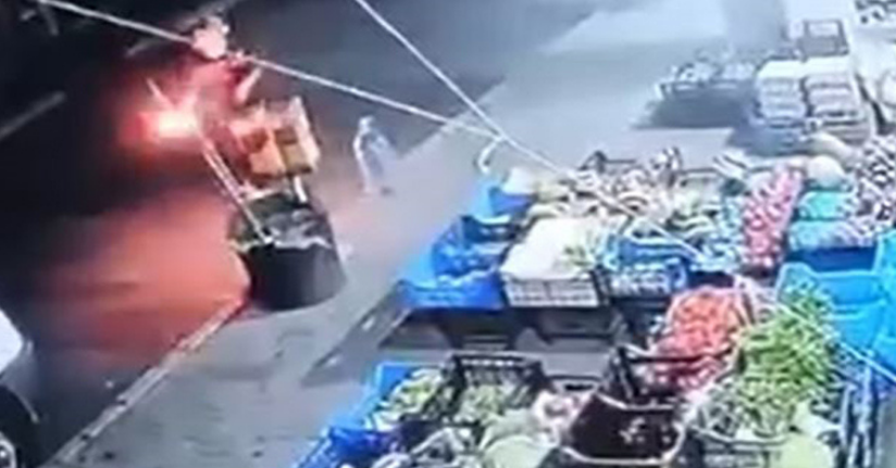 Küçükçekmece’de markete molotoflu saldırı kamerada