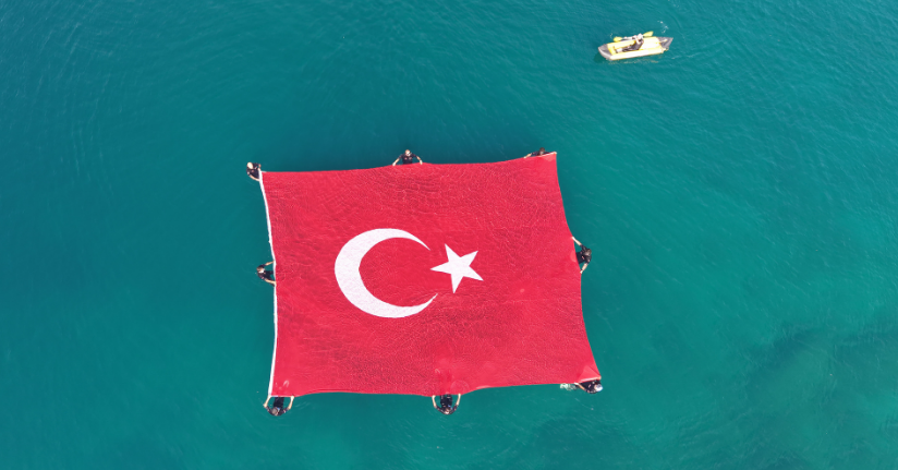Denizde Türk bayraklı '15 Temmuz' farkındalığı
