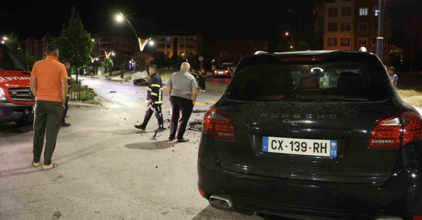 Çarpışan iki Porsche otomobilden birisi takla attı: 2 yaralı