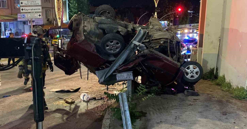 Otomobil, çarptığı bariyerde asılı kaldı: 2 ölü