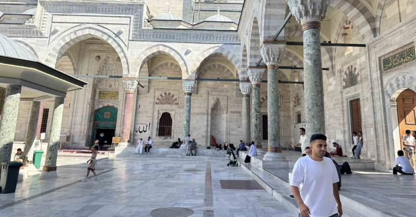 İstanbul sıcaktan bunalınca tarihi camilere sığındı