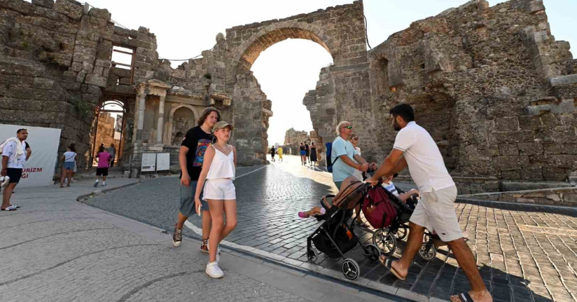 Antalya tüm zamanların günlük turist rekorunu kırdı