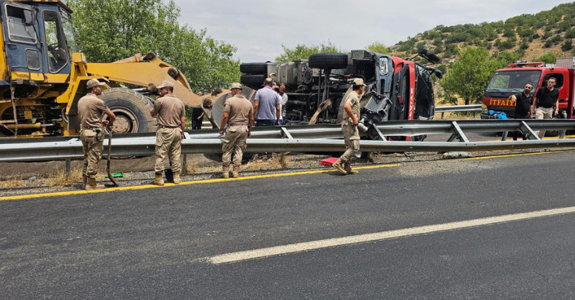 Diyarbakır'da yangına giden itfaiye aracı devrildi: 1 ölü, 2 yaralı